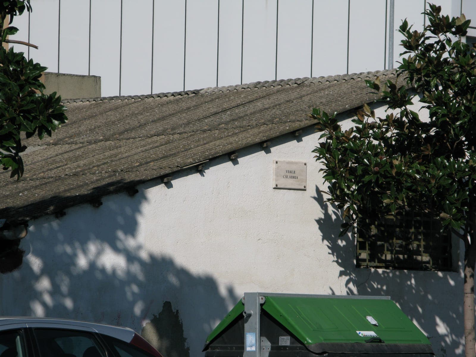 Long low building with a corrugated fibre-cement roof